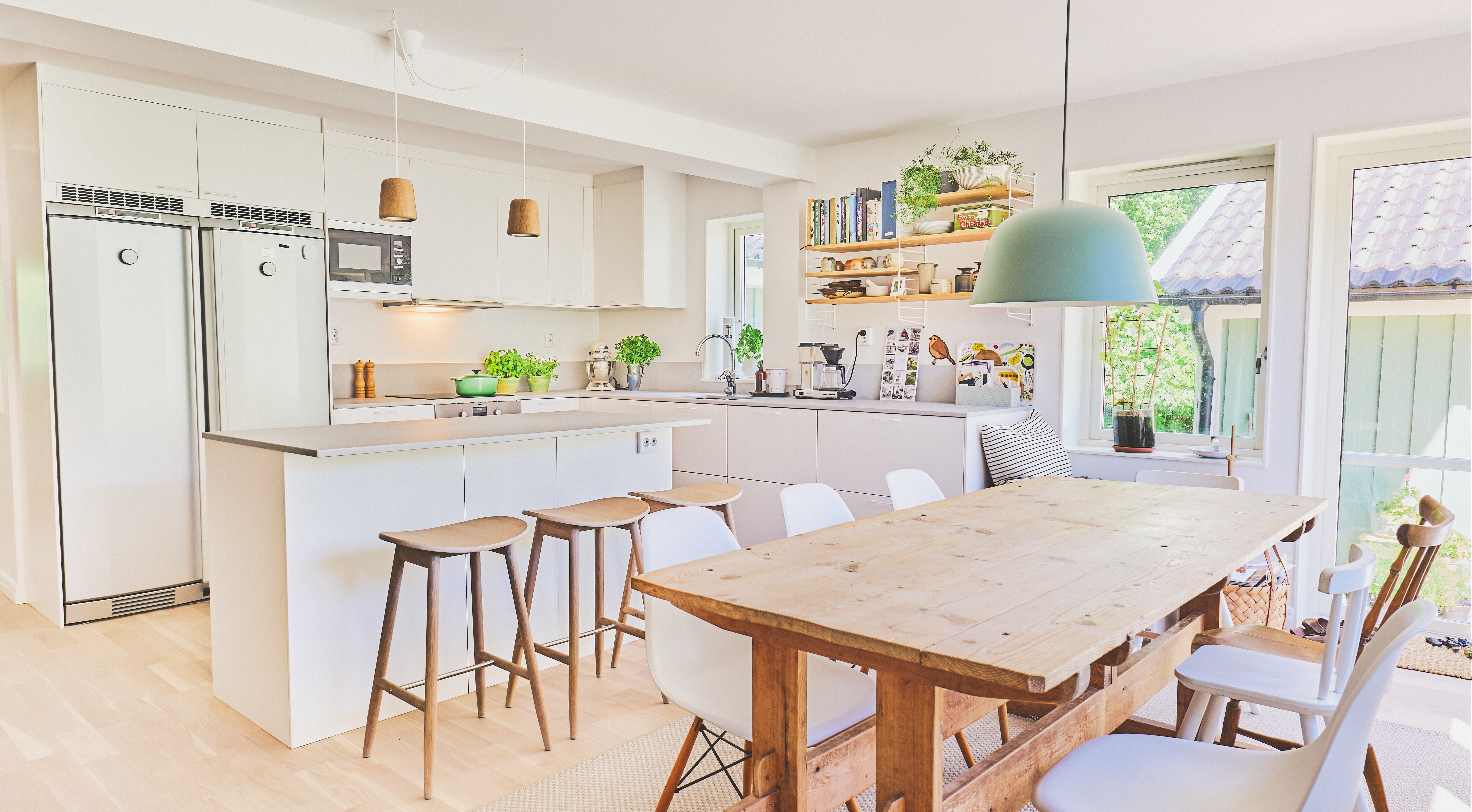 Samordning av el, VVS och plattsättning i badrumsrenovering|Samordning av el, VVS och finsnickeri i köksrenovering|Illustration av kostnadsaspekt vid totalentreprenad